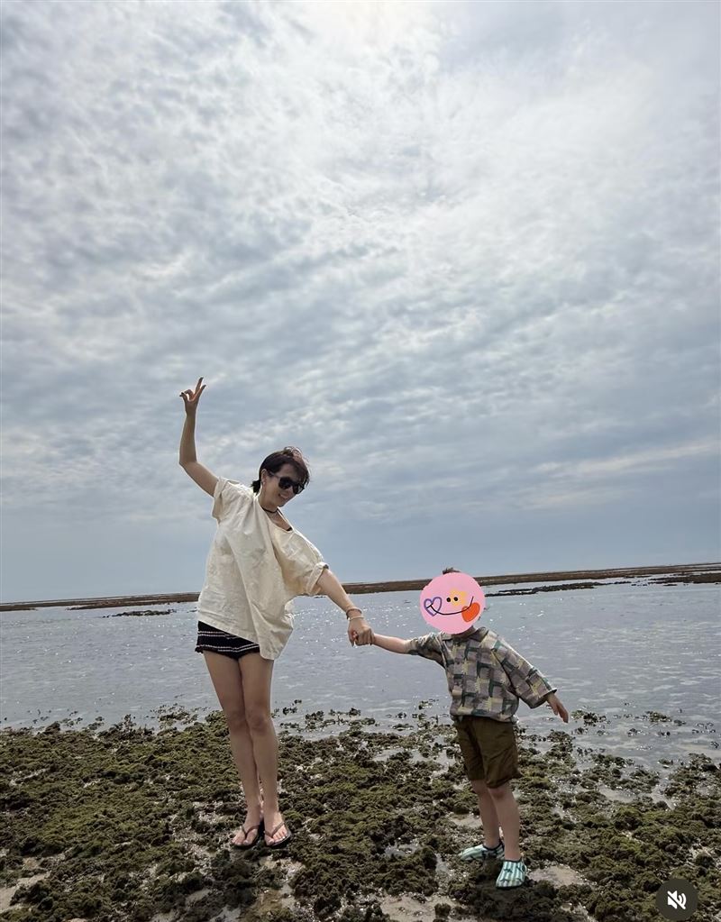 孙艺真日前登上节目时，曾笑说儿子「长成这样，要不当演员应该很难吧」。（图／翻摄自IG）