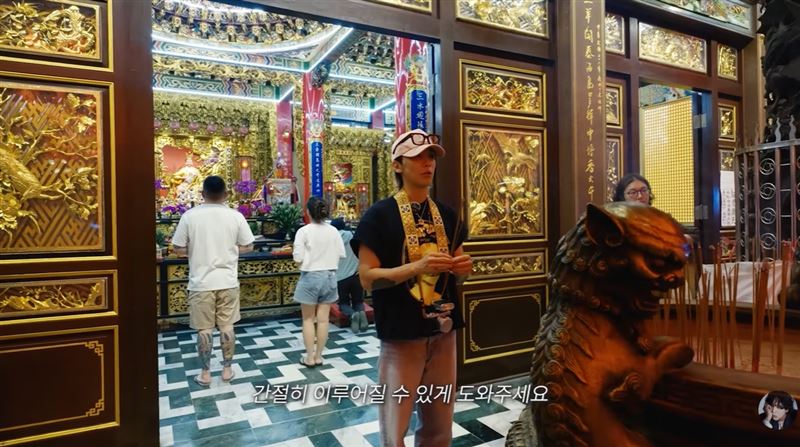 李洪基造访了高雄的三凤宫。（图／翻摄自YouTube-홍기종기 (이홍기)）
