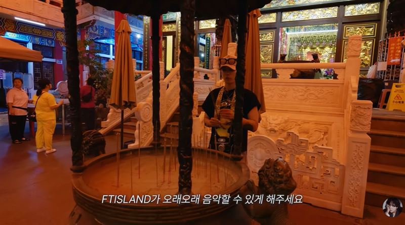 李洪基虔诚许愿，希望「FTISLAND能够长长久久地做音乐」。（图／翻摄自YouTube-홍기종기 (이홍기)）